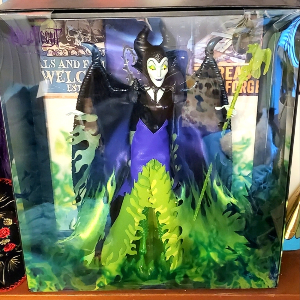 EXCLUSIVE Darkness Descends Series Maleficent Doll NEW IN BOX - MINT